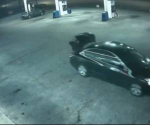 La mujer abrió la cajuela del carro y se lanzó al suelo sin que su secuestrador se diera cuenta.