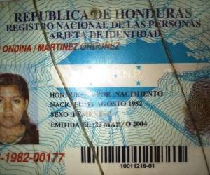 La tarjeta de identidad de la mujer que murió anoche degollada.