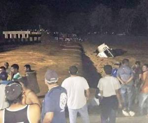 El camión fue arrastrado por las aguas cuando cruzaba un puente sobre el río Túnico, crecido por las fuertes lluvias que azotan la región.