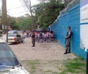 Los militares se posicionaron en la entrada principal del Instituto Central Vicente Cáceres.