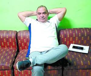 El periodista David Romero Ellner se encuentra atrincherado en su centro de trabajo, en la emisora Radio Globo.
