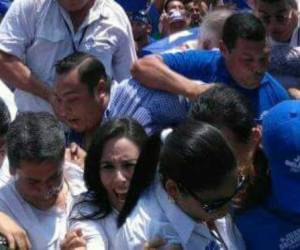Momento en el que la tarima se desploma durante la concentración política nacional en el sur de Honduras.