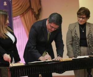 La firma del convenio préstamo fue en Casa de Gobierno con la presencia del mandatario Hernández como testigo de honor.