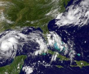 El Centro Nacional de Huracanes (NHC) de Miami emitió este jueves una alerta de huracán para la costa de Texas....