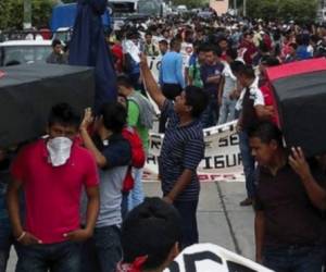 La Procuraduría General de Justicia del Estado de Guerrero (PGJE), reconoció la desaparición de 57 estudiantes de la Escuela Normal Rural “Raúl Isidro Burgos”, conocida como Ayotzinapa (Foto TW @wxxll)