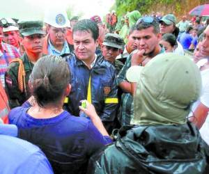 El presidente Hernández llegó ayer a la mina de San Juan Arriba a verificar las tareas de rescate de los mineros.