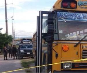 En esta unidad de transporte quedaron el conductor y el ayudante asesinados este viernes en San Pedro Sula