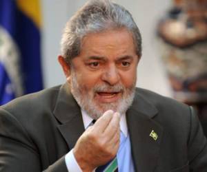 La crisis política en Brasil estalló tras las revelaciones sobre el pago de sobornos por grandes constructoras a Petrobras y a políticos para amañar licitaciones.