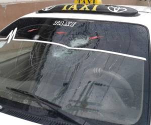 Las víctimas se transportaban en el taxi con número 112 cuando hombres fuertemente armados les dispararon sin mediar palabras.
