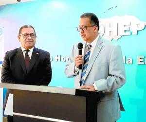 El director ejecutivo de Cohep, Armando Urtecho, y el director del Centro de Investigaciones Económicas del Cohep, Santiago Herrera, presentaron este jueves el informe de competitividad global.