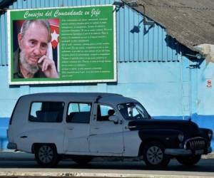 Sonriente o combativo, pensativo u observador, el rostro de Fidel Castro sigue acompañando a los cubanos en el día a día, tres años después de su muerte.Su presencia iconográfica está presente en toda Cuba, como constató AFP en un recorrido por carretera hasta el extremo más oriental de la isla. FOTOS: AFP
