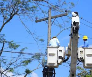 La Empresa Energía Honduras comunicó que el servicio se suspenderá por unas horas debido a labores de mantenimiento en la red, así como el cambio de circuitos y postes. Foto: Archivo EL HERALDO.