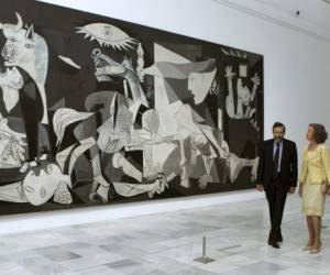 La reina Sofía contempla el Guernica de Picasso hoy en el museo acompañada del presidente del Patronato de ese museo, Guillermo de la Dehesa; Elvira Fernández, la esposa del presidente del Gobierno español, Mariano Rajoy; y el ministro de Educación, Cultura y Deporte, José Ignacio Wert (Foto: AFP/ El Heraldo Honduras/ Noticias de Honduras)