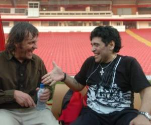 El cineasta Emir Kusturica con el argentino Diego Maradona en el dugout del estadio del Crvena Zvezda, el club serbio más laureado.