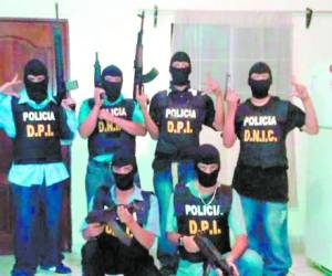 La fotografía muestra a seis individuos con chalecos antibalas, algunos reales y otros falsos, así como armas.