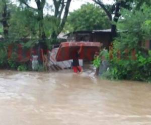 Decenas de personas se vieron obligadas a sacar sus objetos por la crecida del agua en su colonia.