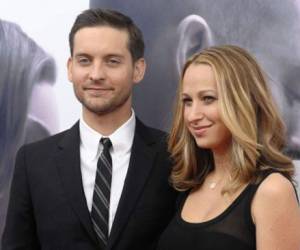 Tobey MaguireConoció a su esposa, Jennifer Meyer, diseñadora de joyería en el 2003, después de que los presentaron en el set de Seabiscuit. Se comprometieron tres años