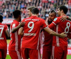 El Bayern de Múnich (1º) venció este sábado 3-0 al Colonia (7º) gracias a los tantos de los españoles Javi Martínez y Juan Bernat y del francés Franck Ribéry