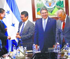 El secretario de la Presidencia, Ebal Díaz, acompañó a Hernández para hacer entrega del proyecto. Estuvo presente Mauricio Oliva, presidente del Congreso de la República.