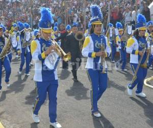 Miembros de Comité Cívico Interinstitucional ultimaban ayer los detalles en los escenarios montados en el Estadio Nacional para la celebración del 196 aniversario de independencia.