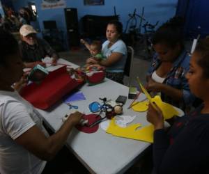 Este grupo de mujeres aprenden a elaborar productos para luego comercializarlos. Foto: Alex Pérez/EL HERALDO.