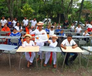 Los estudiantes de la Escuela Vicente Cáceres, de Los Izotes, agradecieron a EL HERALDO y CEPUDO por la donación de pupitres, zapatos y alimentos que recibieron en su centro educativo. Foto: Johny Magallanes/EL HERALDO.