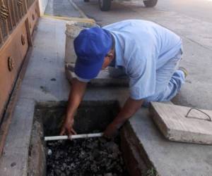 Las cuadrillas de cobranzas del SANAA realizan los cortes de agua a los clientes morosos. Foto: Johny Magallanes/El HERALDO.