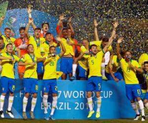 Gama, Brasil: los jugadores de Brasil celebran con sus medallas después de ganar la final de la Copa Mundial Sub-17 de la FIFA Brasil Brasil 2019 contra México en el Estadio Bezerrao en Gama, Brasilia, Brasil, el 17 de noviembre de 2019. / AFP / Miguel SCHINCARIOL
