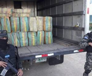 Se trata de unos 500 kilos de cocaína de la cual se investiga si procedería de la avioneta incinerada. (Foto: Fusina/ El Heraldo Honduras/ Noticias Honduras hoy)