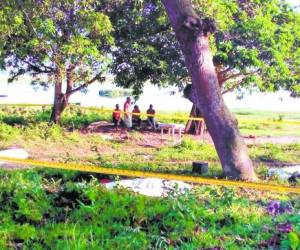 Familiares de las víctimas lloraban frente a los cuerpos que quedaron cerca de la laguna de Warunta.