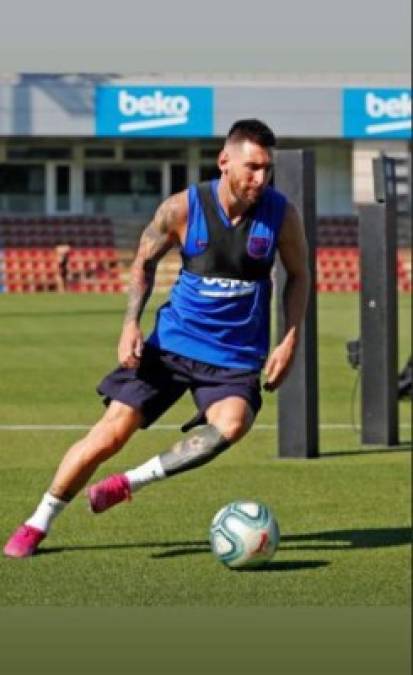 FOTOS: Leo Messi llega con nuevo corte de pelo al entreno del Barcelona