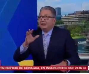 Campos mantiene la calma y explica pausadamente sus acciones:'Me voy a levantar y evacuar', dice el presentador, momento en el que las luces comienzan a moverse; posteriormente sigue narrando.