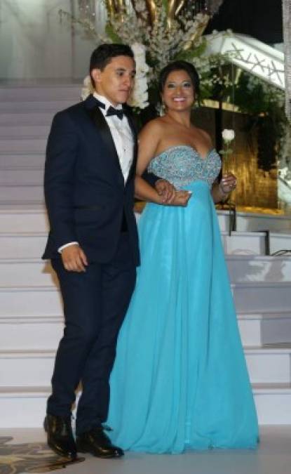 DelCampo School: Guapos Seniors desfilaron junto a madres en inolvidable noche de la Prom 2017