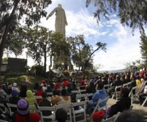 Más de un centenar de personas se acercaron para celebrar el 20 aniversario de la creación del monumento Cristo de El Picacho, donde participaron de una solemne eucaristía. Fotos: Jhony Magallanes/EL HERALDO