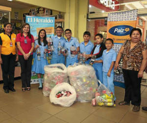 Los niños de la Escuela Jorge J. Larach salieron encantados del aporte en botellas que recibieron en Paiz del mall Multiplaza.