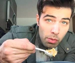 Jencarlos Canela nació en Miami, Florida EE. UU., es hijo de padres cubanos.