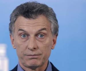 En un video divulgado en las redes sociales se ven ocho balas junto a un papel escrito en el que se lee 'Sr. Presidente Macri' y una voz distorsionada que advierte 'nadie nos va a detener.... pronto, muy pronto va a morir' (Foto: AP/ El Heraldo Honduras/ Noticias de Honduras)