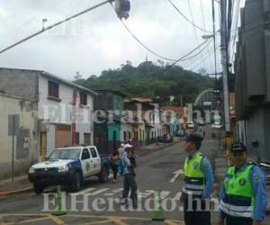 Los efectivos de la policía comenzaron a trabajar de forma anticipada para lograr mantener el orden en las calles aledañas que tienen salida al bulevar Suyapa, pues está bloqueado al acceso vehicular.