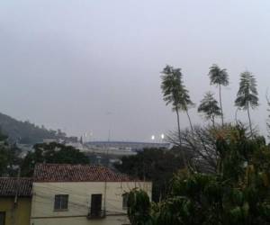 Vista hacia el Estadio Nacional en Tegucigalpa, bajo un cielo nublado. (Foto: Ana Zúniga)