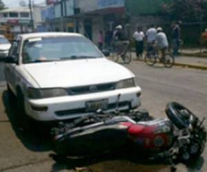 Tras cometer el crimen, los sicarios dejaron abandonada una de las motocicletas.