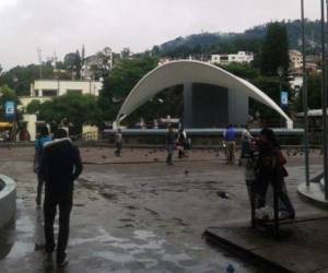 Adicionalmente este viernes ingresó una onda tropical débil que estaría generando lluvias y chubascos de variada intensidad en la región occidente, suroccidente, centro y sur del país.