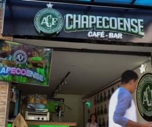 El 'Café-bar Chapecoense' está ubicado cerca del emblemático estadio Atanasio Girardot (Foto: Agencia AFP)