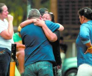 Familiares del joven no paraban de llorar en la morgue capitalina.