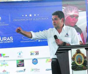 El presidente Juan Orlando Hernández advirtió que revisarán si los procesos de los bancos tarjeteros están bien hechos.