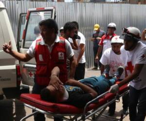 Personal de la Cruz Roja moviliza a los heridos hasta el Hospital Escuela Universitario (HEU).
