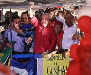 Lula convocó a sus partidarios en su sitio en Facebook, junto a videos de políticos y militantes que explicaban por qué hay que 'luchar contra el golpe'.