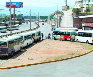 La ruta de El Carrizal-UNAH-La Sosa se detuvo desde las 5:00 AM para demandar mayor seguridad en el rubro. Foto:Alex Pérez/ EL HERALDO