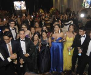 El grupo de 16 jóvenes ingreso al Centro de Convenciones al ritmo electrónico de Vigiland con copas de luces de neón en mano, listos para festejar. Foto: EL HERALDO/Alejandro Amador