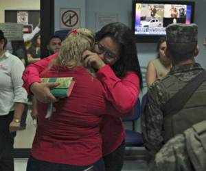 Entre llanto, familiares se funden en abrazo tras conocer la lamentable noticia sobre la muerte del periodista Igor Padilla.