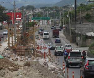 El paso elevado del bulevar Fuerzas Armadas-Metromall se comenzó a ejecutar a inicios de mayo.Foto Alex Pérez /El HERALDO